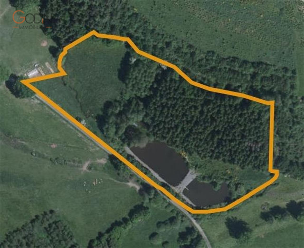 Domaine de 2,5 ha avec étangs, prairies et bois