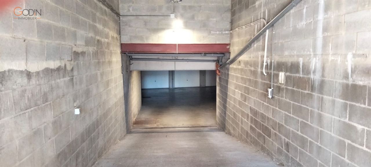 Garage fermé en sous-sol sécurisé