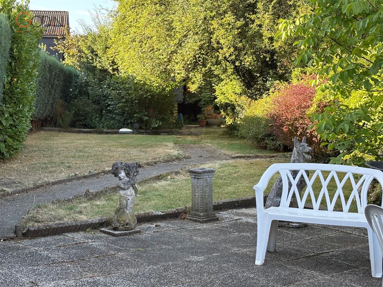 Commerce avec appartement et grand jardin