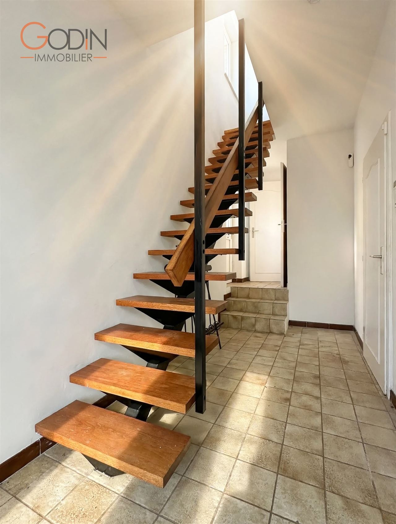 Magnifique maison bel-étage avec garages