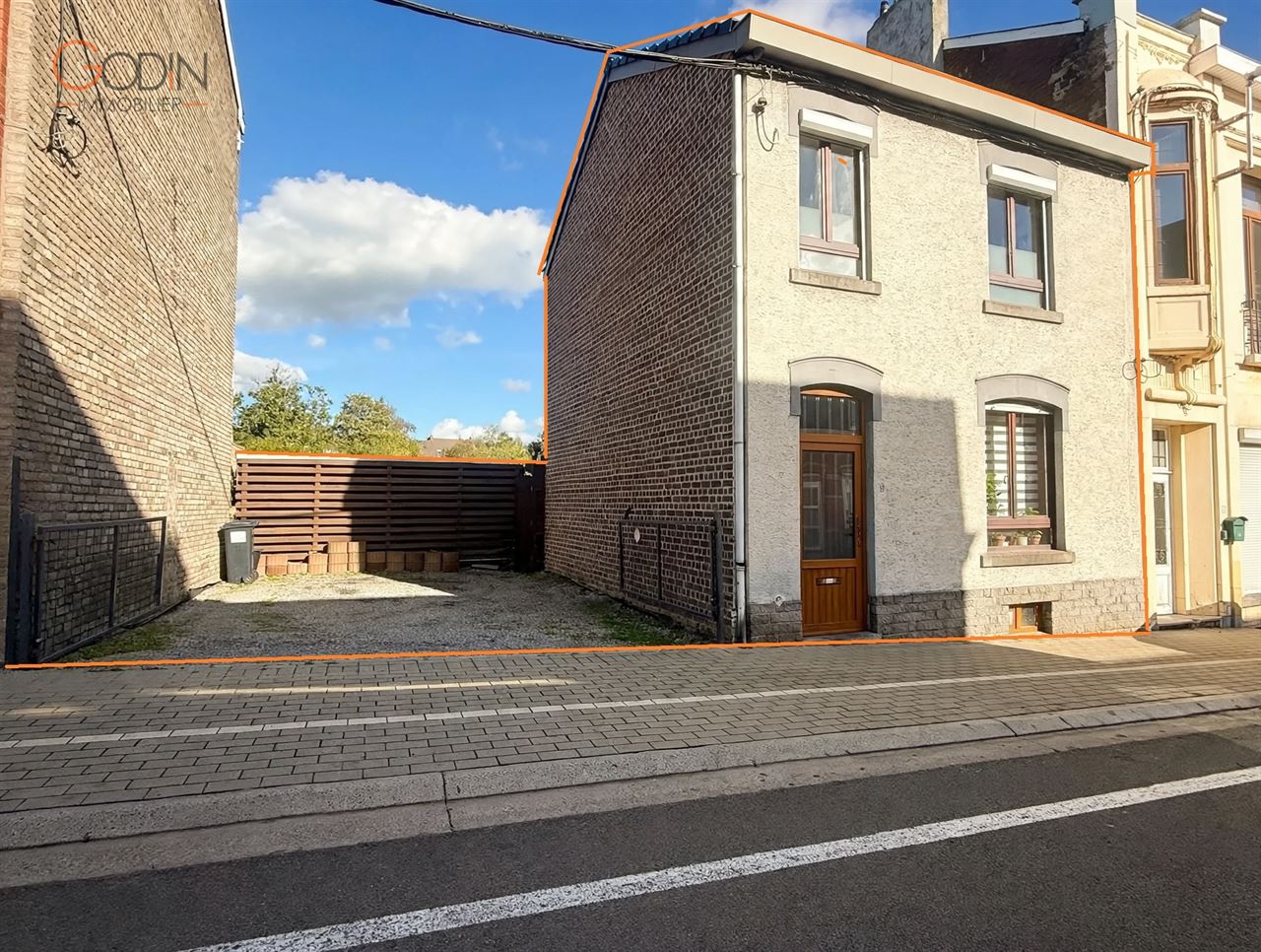 Maison avec jardin, terrasse et parking extérieur constructible
