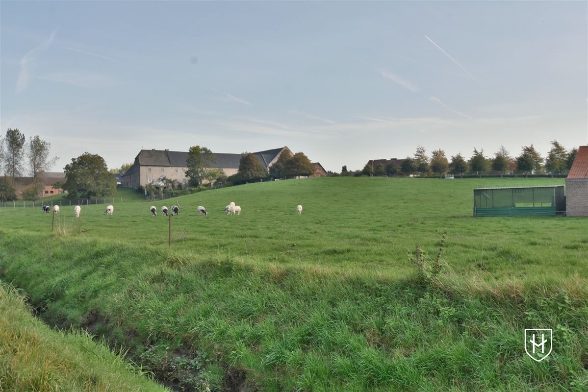 Luxueuze hoeve met schitterende binnenplaats en zwemvijver