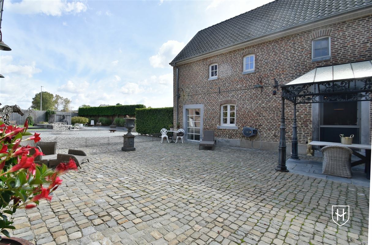 Luxueuze hoeve met schitterende binnenplaats en zwemvijver