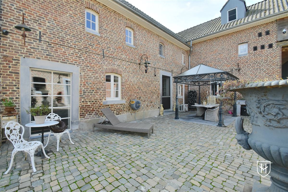 Luxueuze hoeve met schitterende binnenplaats en zwemvijver