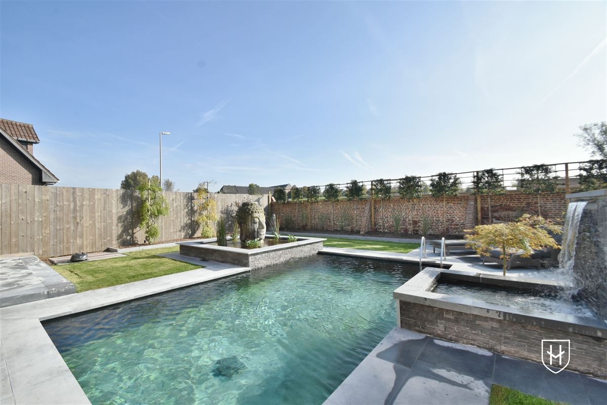 Luxueuze hoeve met schitterende binnenplaats en zwemvijver