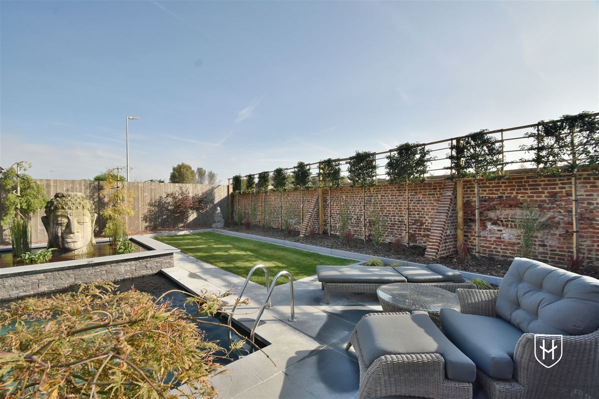 Luxueuze hoeve met schitterende binnenplaats en zwemvijver