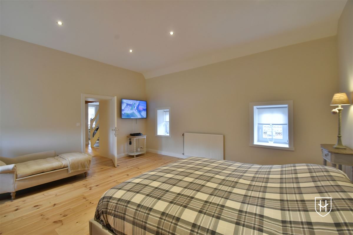 Luxueuze hoeve met schitterende binnenplaats en zwemvijver