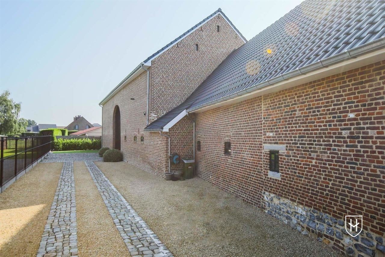 Luxueuze hoeve met schitterende binnenplaats, riante bijgebouwen en zwemvijver op een idyllische, natuurrijke locatie te Tongeren