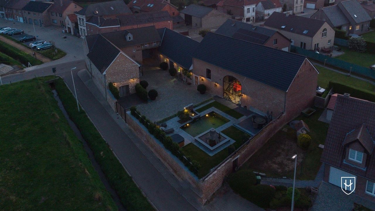 Luxueuze hoeve met schitterende binnenplaats, riante bijgebouwen en zwemvijver op een idyllische, natuurrijke locatie te Tongeren