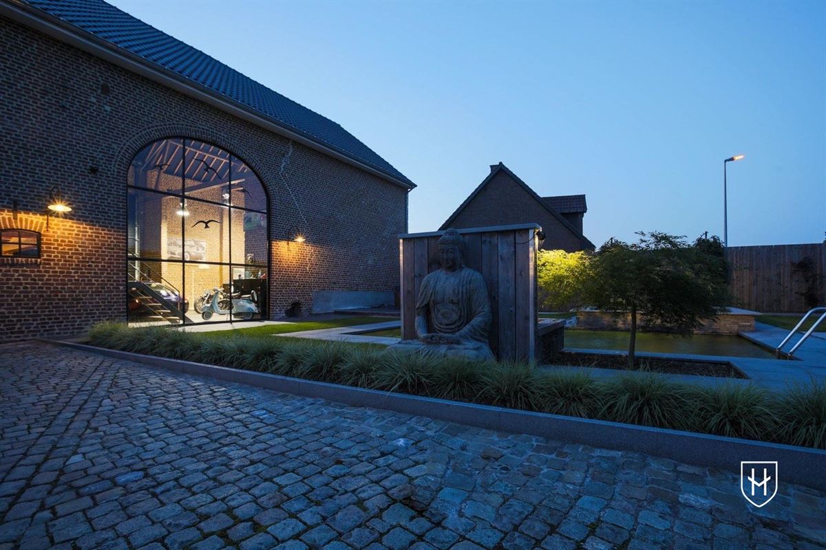 Luxueuze hoeve met schitterende binnenplaats en zwemvijver