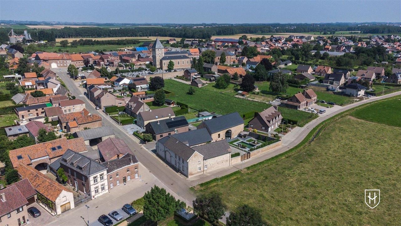 Luxueuze hoeve met schitterende binnenplaats, riante bijgebouwen en zwemvijver op een idyllische, natuurrijke locatie te Tongeren