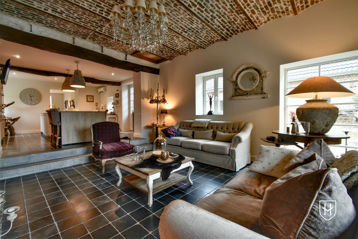 Luxueuze hoeve met schitterende binnenplaats en zwemvijver