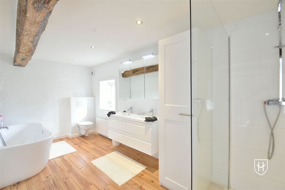 Luxueuze hoeve met schitterende binnenplaats en zwemvijver