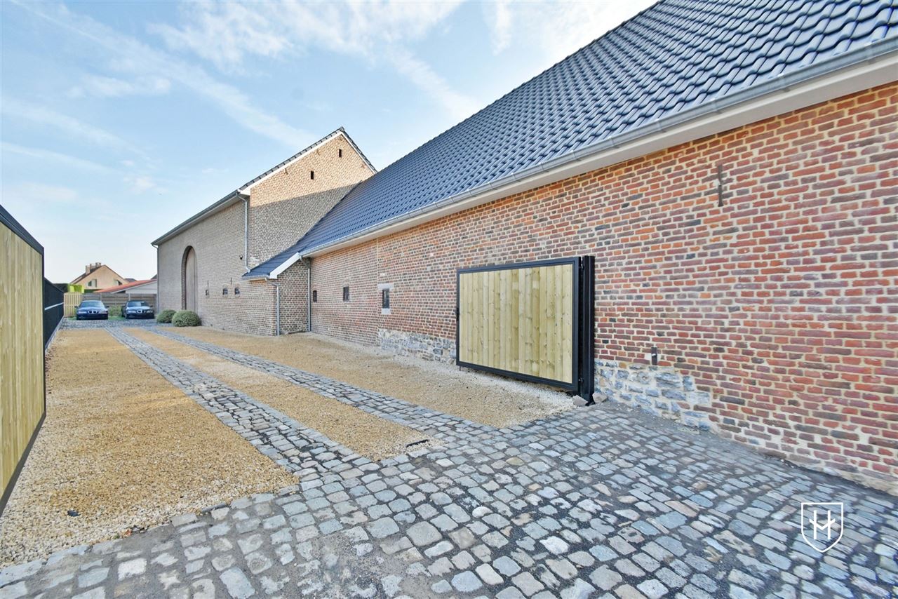 Luxueuze hoeve met schitterende binnenplaats, riante bijgebouwen en zwemvijver op een idyllische, natuurrijke locatie te Tongeren