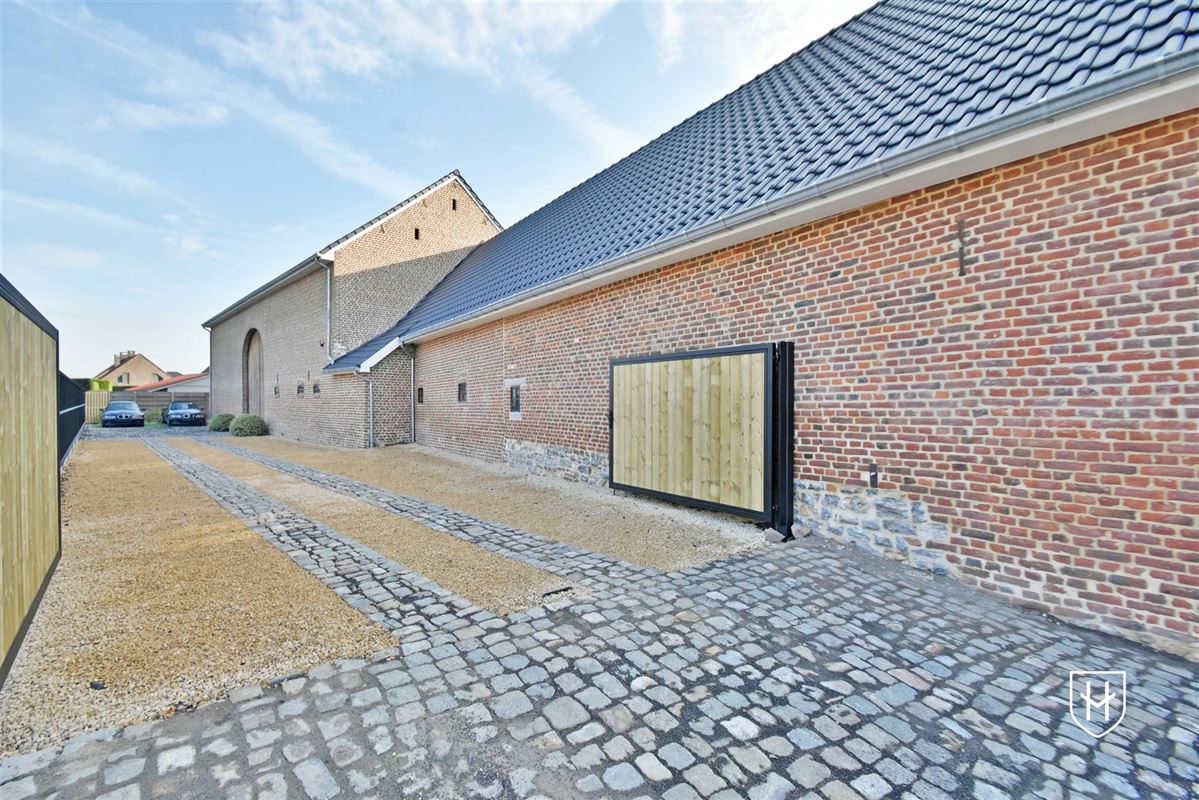 Luxueuze hoeve met schitterende binnenplaats en zwemvijver