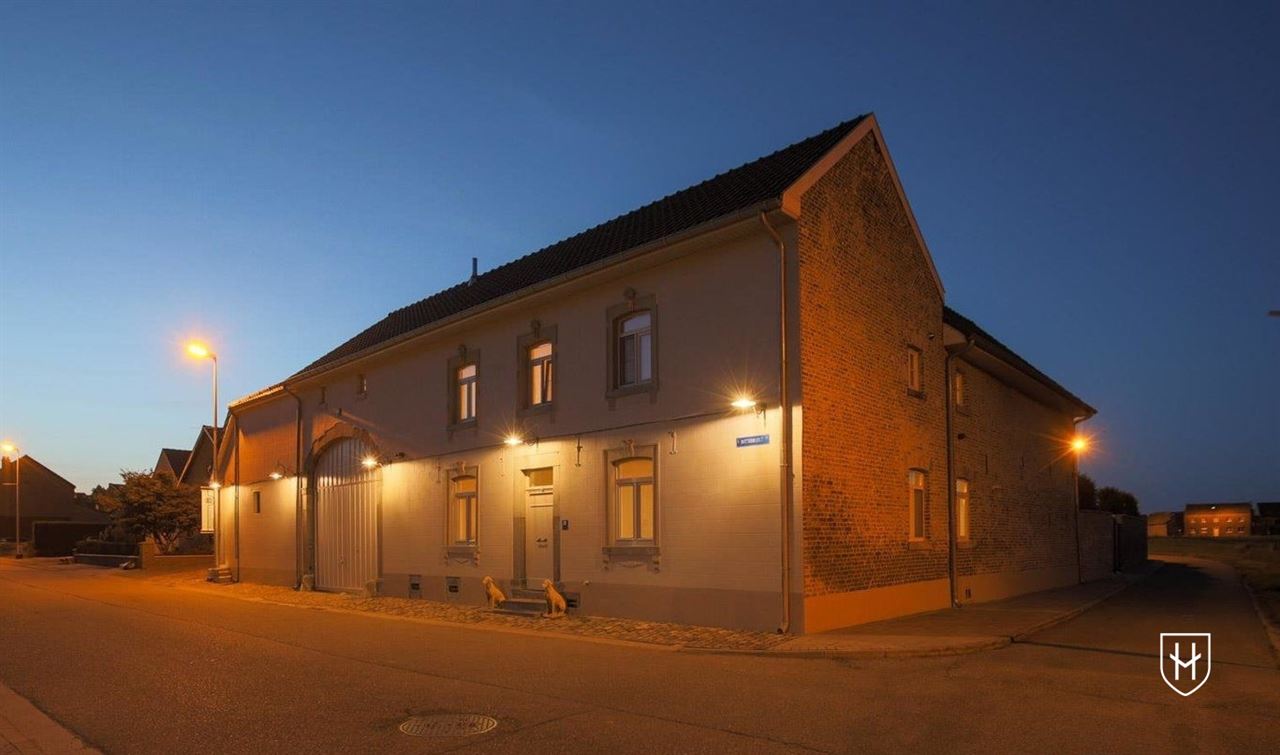Luxueuze hoeve met schitterende binnenplaats, riante bijgebouwen en zwemvijver op een idyllische, natuurrijke locatie te Tongeren