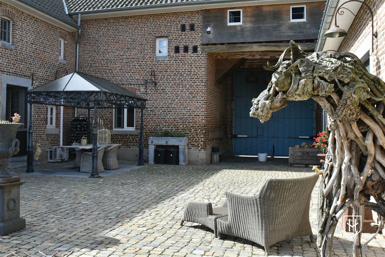 Luxueuze hoeve met schitterende binnenplaats, riante bijgebouwen en zwemvijver op een idyllische, natuurrijke locatie te Tongeren