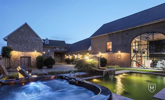 Luxueuze hoeve met schitterende binnenplaats en zwemvijver op een idyllische, natuurrijke locatie te Tongeren