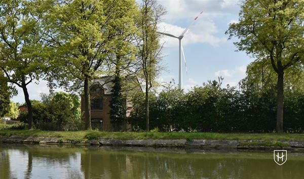Gemoderniseerde woning gelegen vlak langs het kanaal