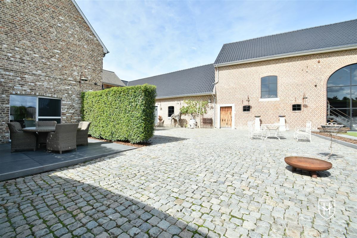 Luxueuze hoeve met schitterende binnenplaats en zwemvijver