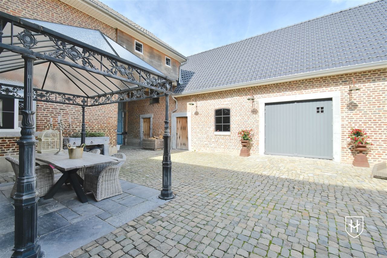 Luxueuze hoeve met schitterende binnenplaats, riante bijgebouwen en zwemvijver op een idyllische, natuurrijke locatie te Tongeren