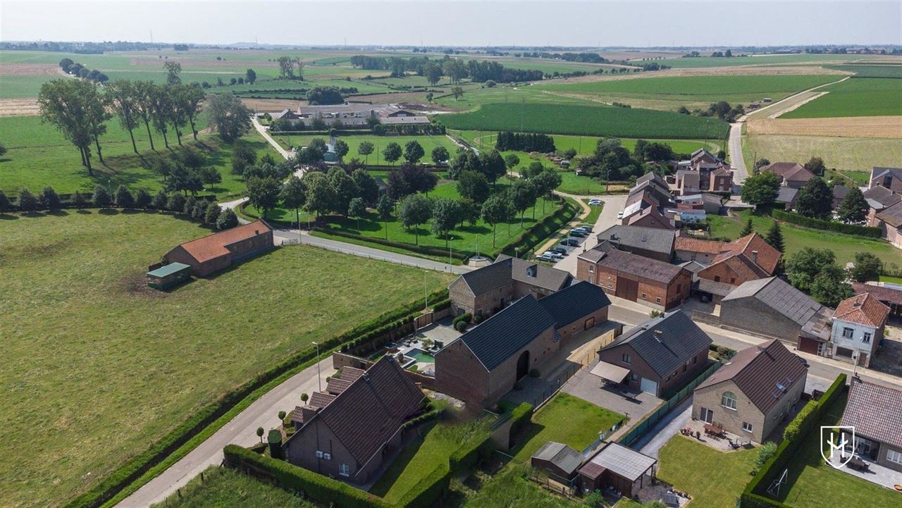 Luxueuze hoeve met schitterende binnenplaats, riante bijgebouwen en zwemvijver op een idyllische, natuurrijke locatie te Tongeren
