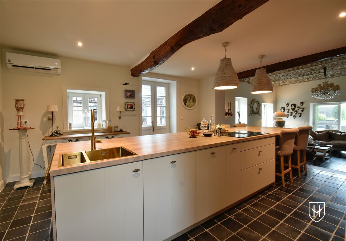 Luxueuze hoeve met schitterende binnenplaats en zwemvijver