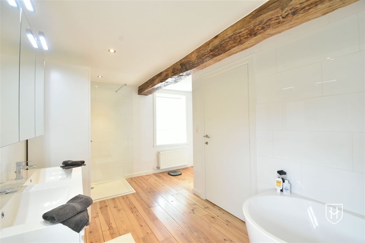 Luxueuze hoeve met schitterende binnenplaats en zwemvijver