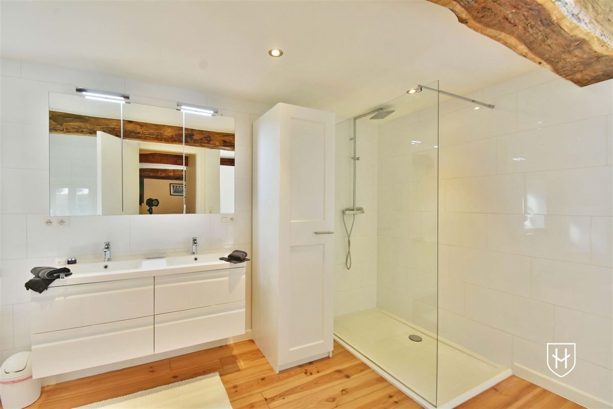 Luxueuze hoeve met schitterende binnenplaats en zwemvijver