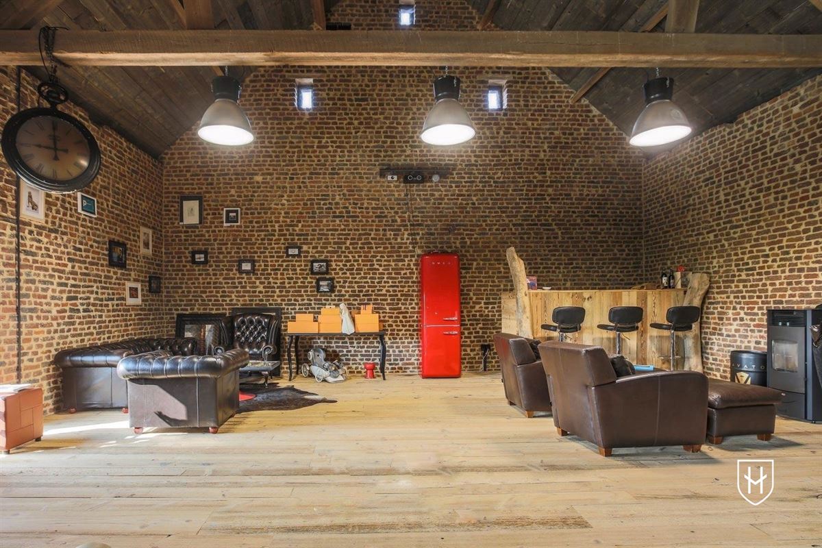 Luxueuze hoeve met schitterende binnenplaats en zwemvijver