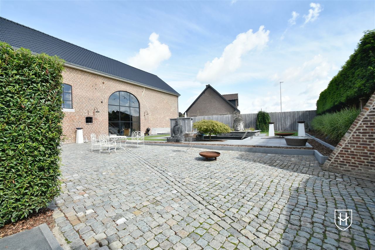 Luxueuze hoeve met schitterende binnenplaats, riante bijgebouwen en zwemvijver op een idyllische, natuurrijke locatie te Tongeren