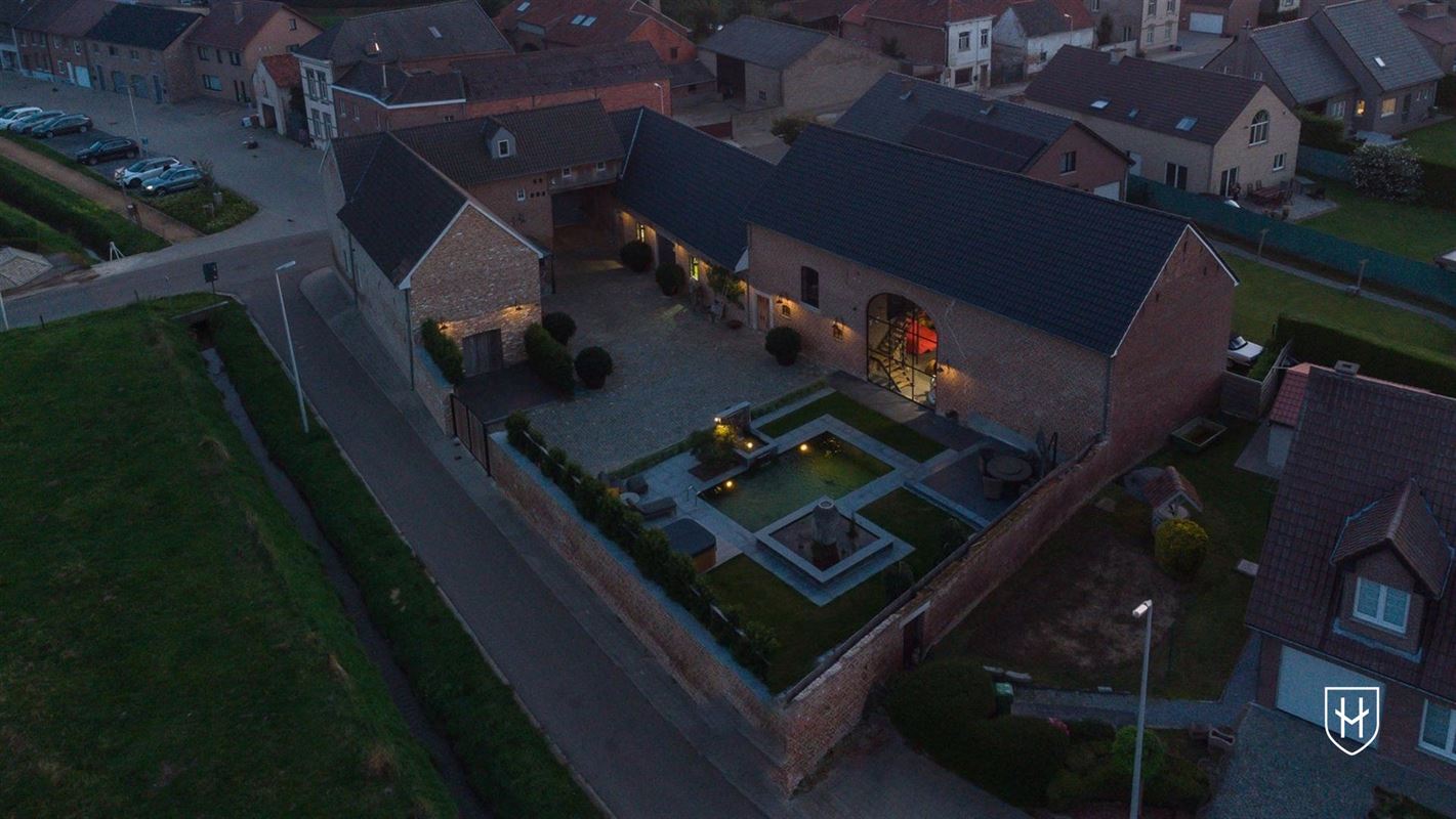 Luxueuze hoeve met schitterende binnenplaats en zwemvijver