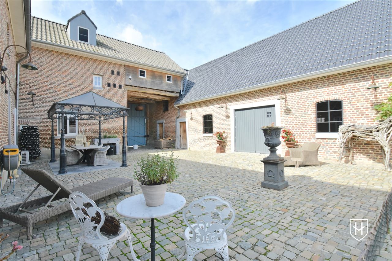 Luxueuze hoeve met schitterende binnenplaats, riante bijgebouwen en zwemvijver op een idyllische, natuurrijke locatie te Tongeren