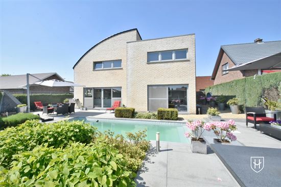 Hedendaagse villa met zwembad en zuidgerichte tuin