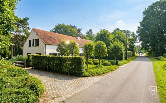 Sfeervolle riante langgevelhoeve met vrijstaand garagegebouw op een uitverkoren locatie gesitueerd op een domein van 1 hectare
