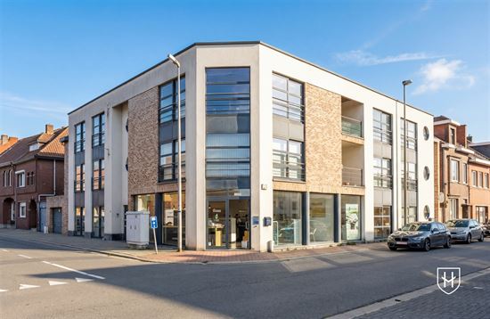 Recent lichtrijk handelspand met een zeer riante kelderverdieping op een gunstige locatie te Bilzen