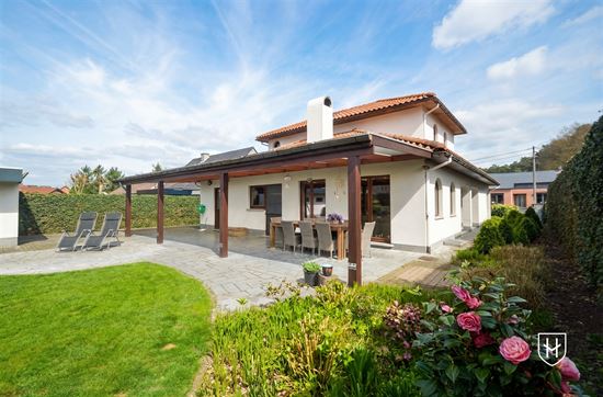 Villa méditerranéenne avec 4-5 chambres et garage séparé dans un quartier résidentiel calme