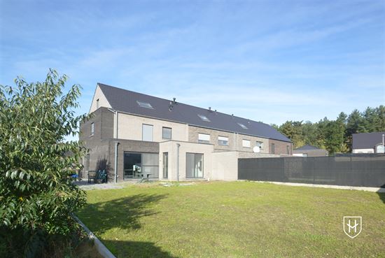 Maison familiale récente avec 4 chambres à coucher située dans un quartier résidentiel populaire