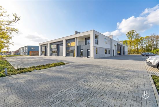 Unité PME flambant neuve dans le parc d'activités "Kanaalkom" avec places de parking, située au centre de Leopoldsburg