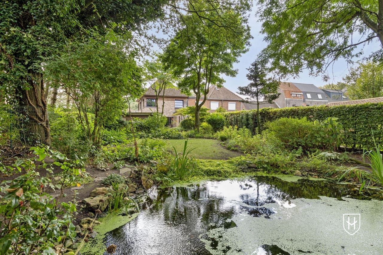 Sfeervolle woning met 2 slaapkamers en prachtig aangelegde tuin met siervijver en terras, centraal gelegen in Peer