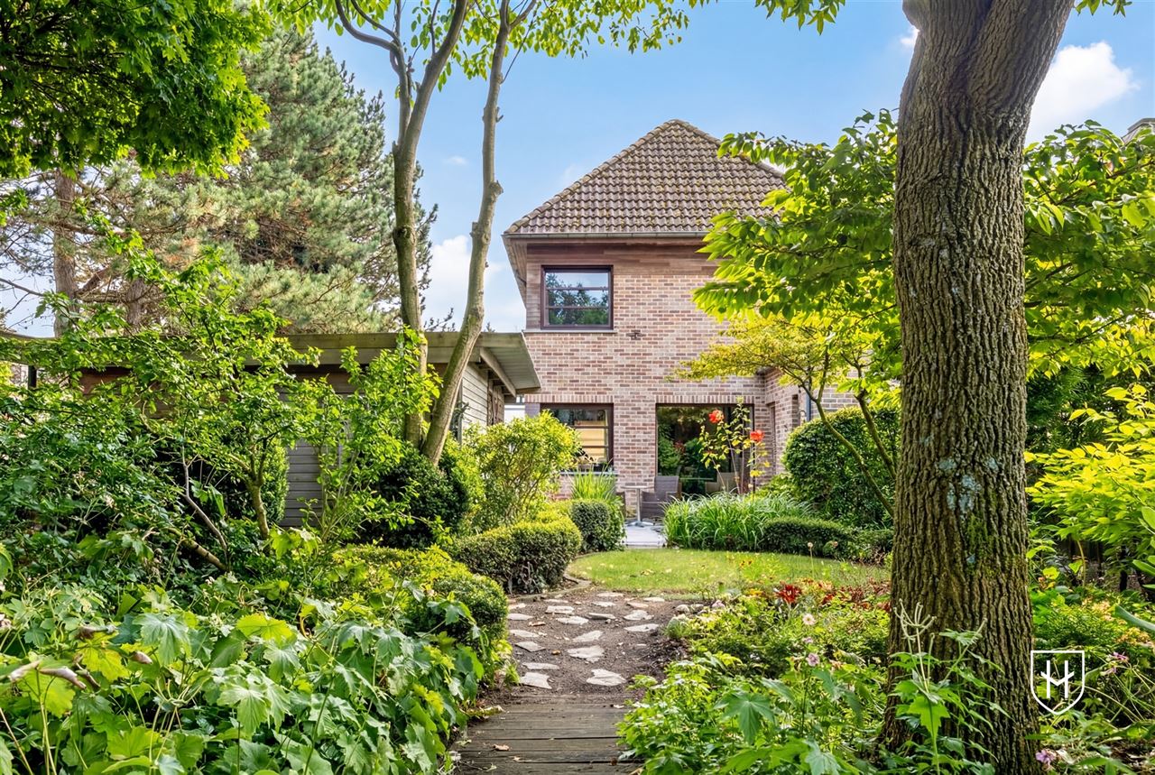 Sfeervolle woning met 2 slaapkamers en prachtig aangelegde tuin met siervijver en terras, centraal gelegen in Peer