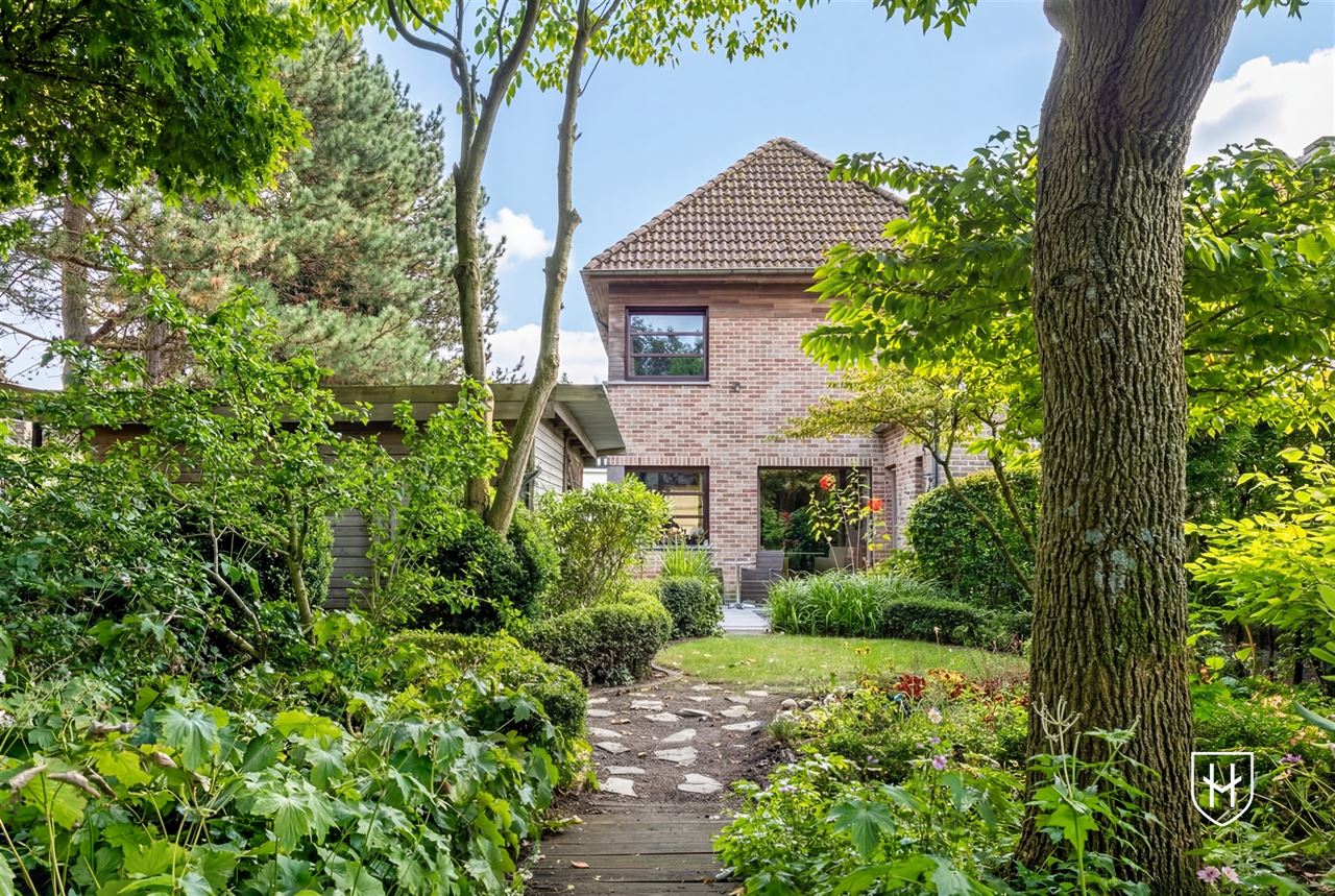 Sfeervolle woning met 2 slaapkamers en prachtig aangelegde tuin met siervijver en terras, centraal gelegen in Peer