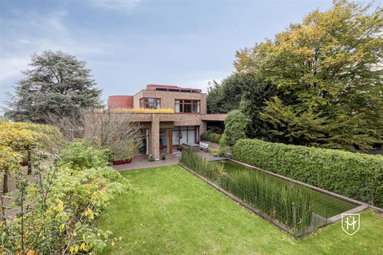 Architecturale villa met 2 inpandige garages te Hoeselt