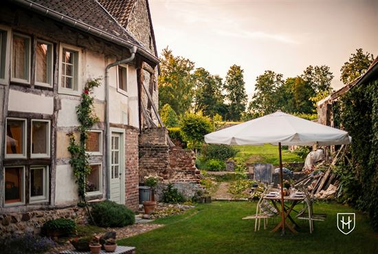 Bijzonder charmante vakwerkboerderij met fraai poortgebouw op een unieke privatieve locatie te 's-Gravenvoeren