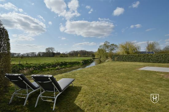 Moderne gezinswoning op een absolute toplocatie met natuurrijke tuin met de Jeker en natuurgebied als achtertuin te Mal