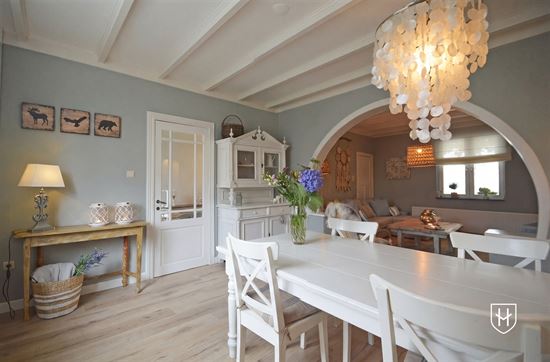 Karaktervolle hoevewoning met sfeervolle leefruimtes, gezellige binnen-plaats, riante schuur en kleine weide in het natuurrijke Ketsingen