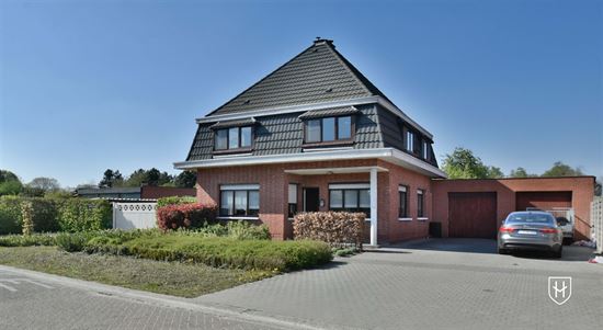 Deels gerenoveerde ruime woning met riante garage (werkplaats) gunstig gelegen nabij het centrum van Mol