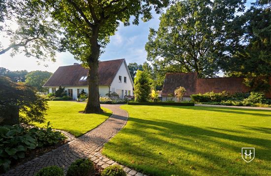 Unieke woning met gastenverblijf, bereikbaar middels een schitterende oprijlaan, gesitueerd op een riant domein op een idyllische, natuurrijke locatie te Beringen