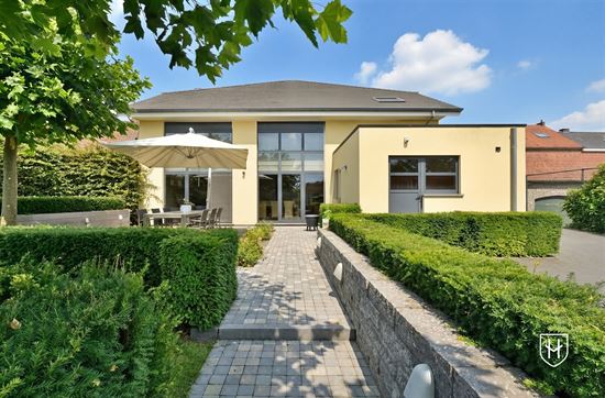 Architecturale villa met 4 slaapkamers, 2 badkamers op een absolute zichtlocatie te Bilzen