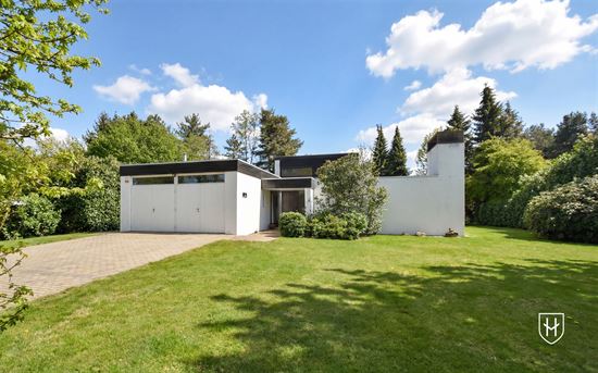 Spacieuse villa de plain-pied avec détails originaux et jardin magnifiquement aménagé dans un quartier résidentiel populaire